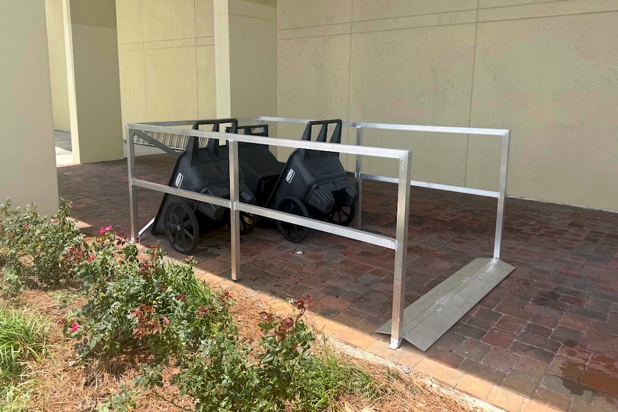 railing bay and curb for cargo carts
