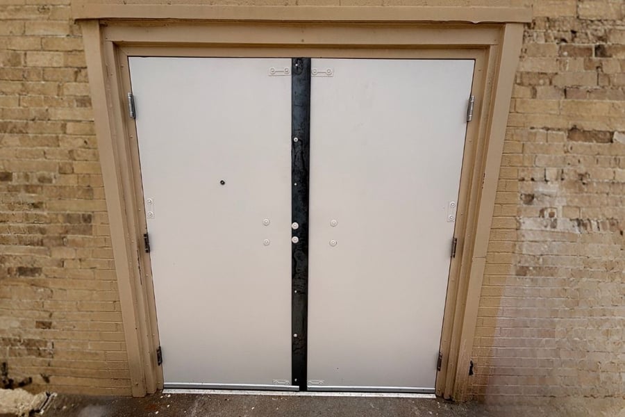 steel flat bar at Kay Jewelers in Destin, FL straight on view